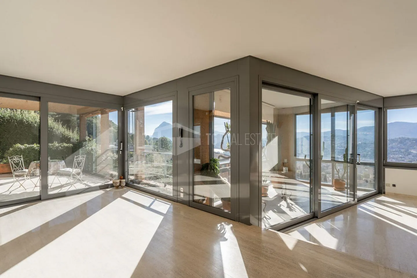 Villa mit Pool und Seeblick - Foto 4 von 14