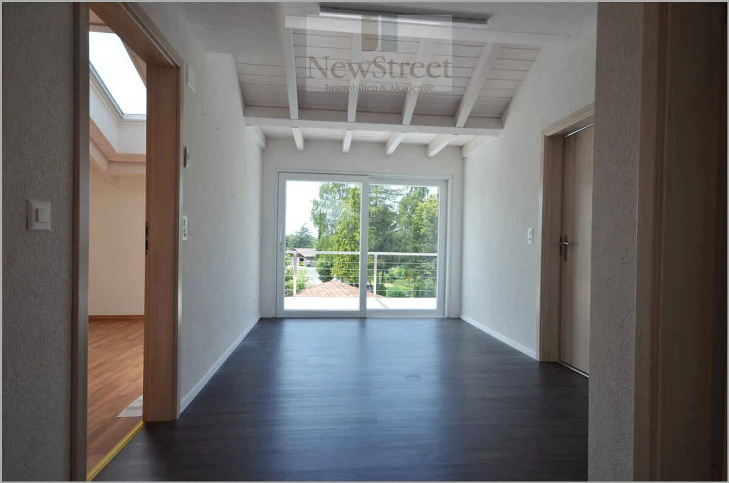 Grosszügige, moderne Attika-Maisonette mit traumhafter Aussicht! - Foto 7 von 13