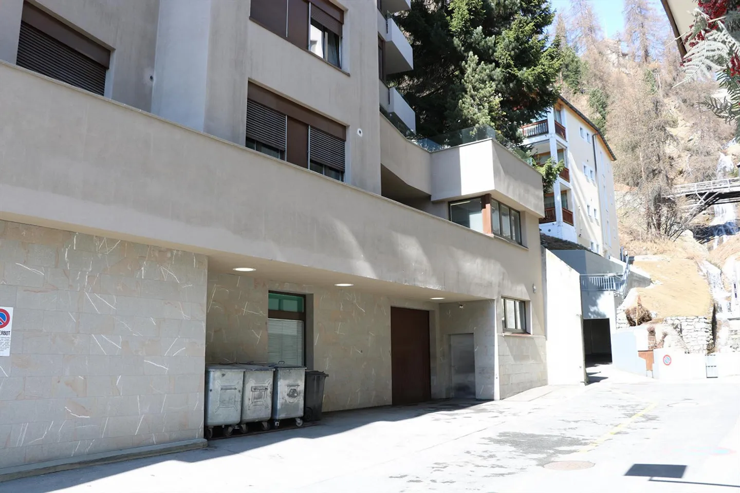 400 m2 commercial space over 3 floors in the village center - Photo 2 of 5