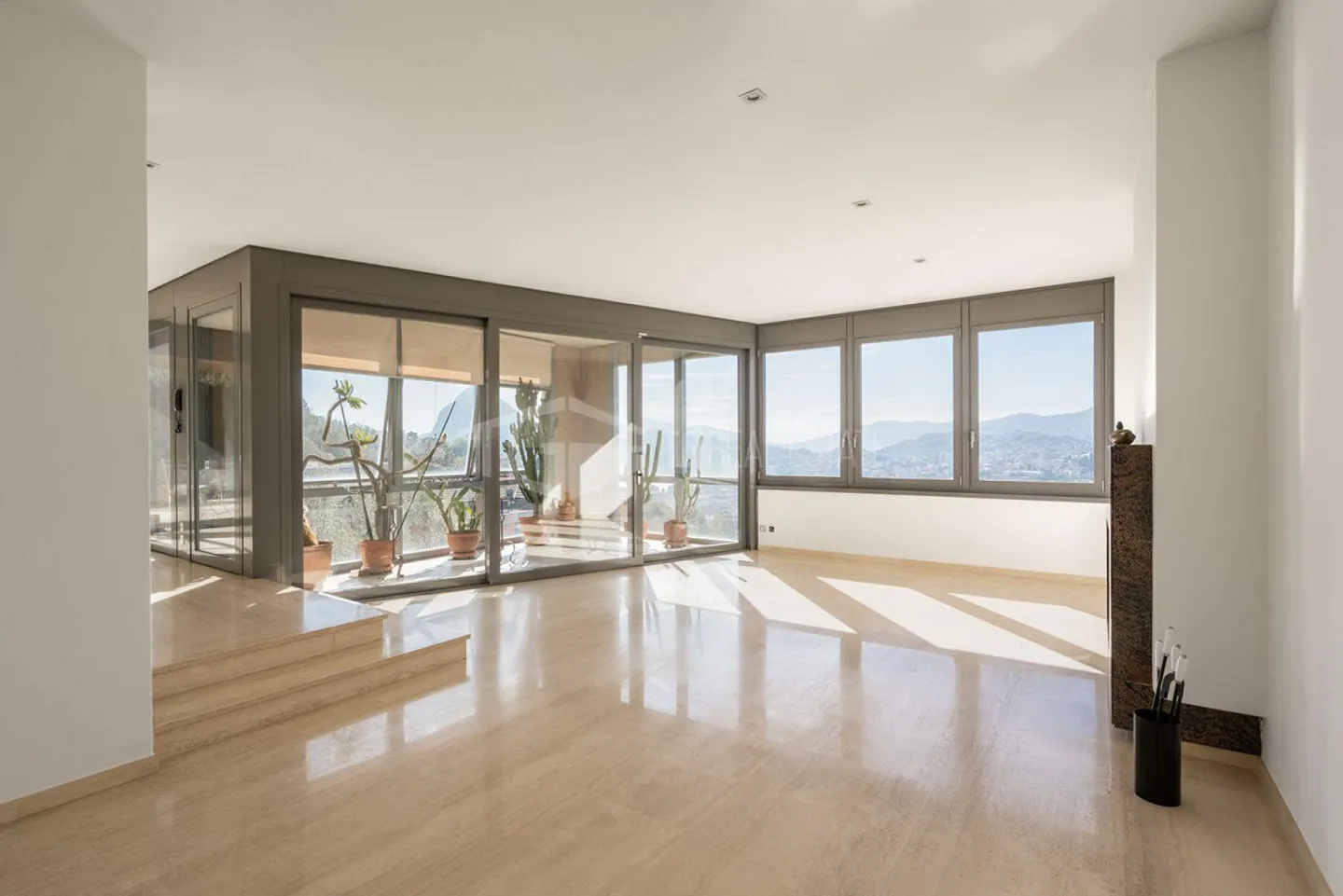 Villa mit Pool und Seeblick - Foto 3 von 14