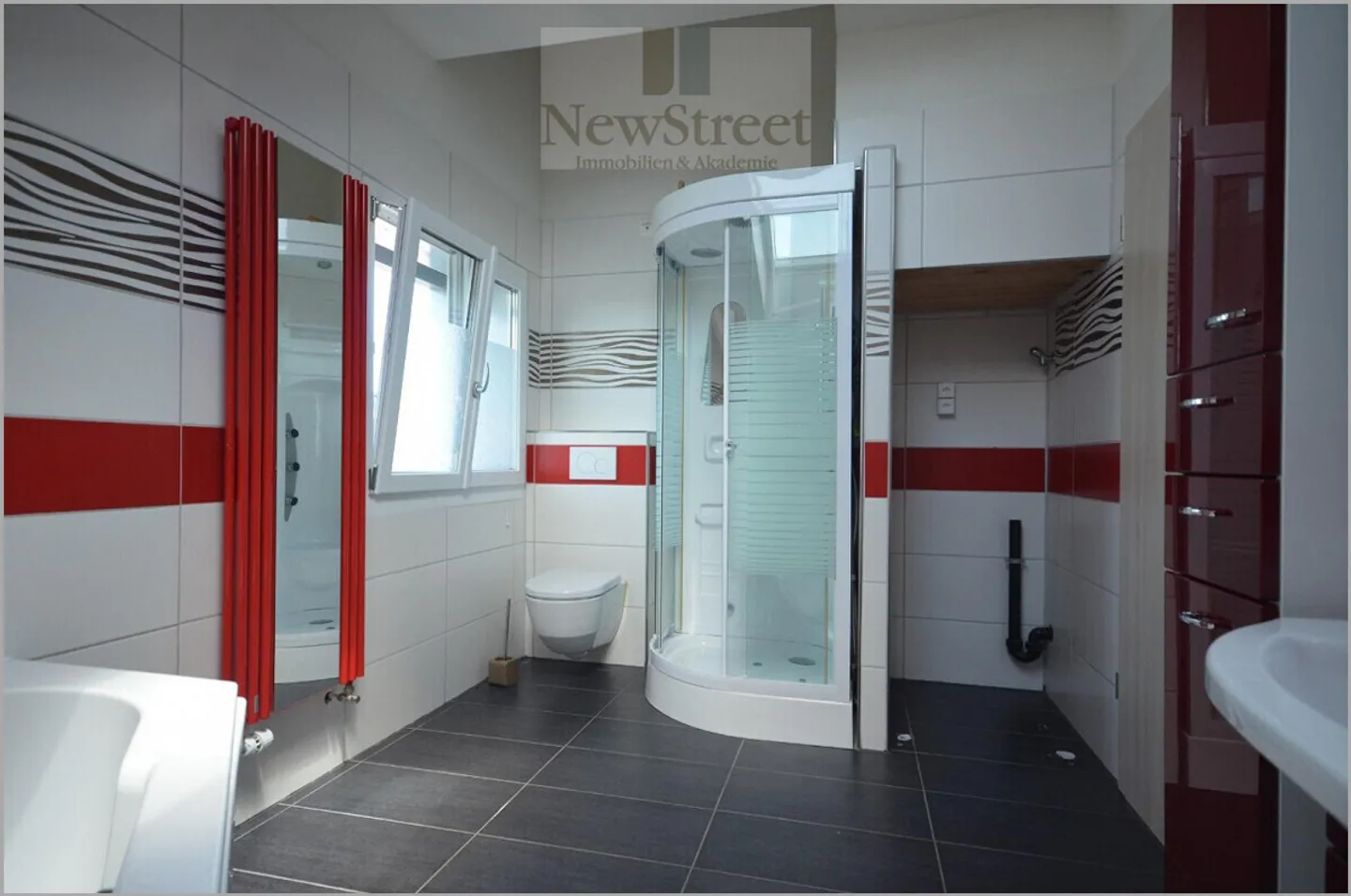 Grosszügige, moderne Attika-Maisonette mit traumhafter Aussicht! - Foto 11 von 13