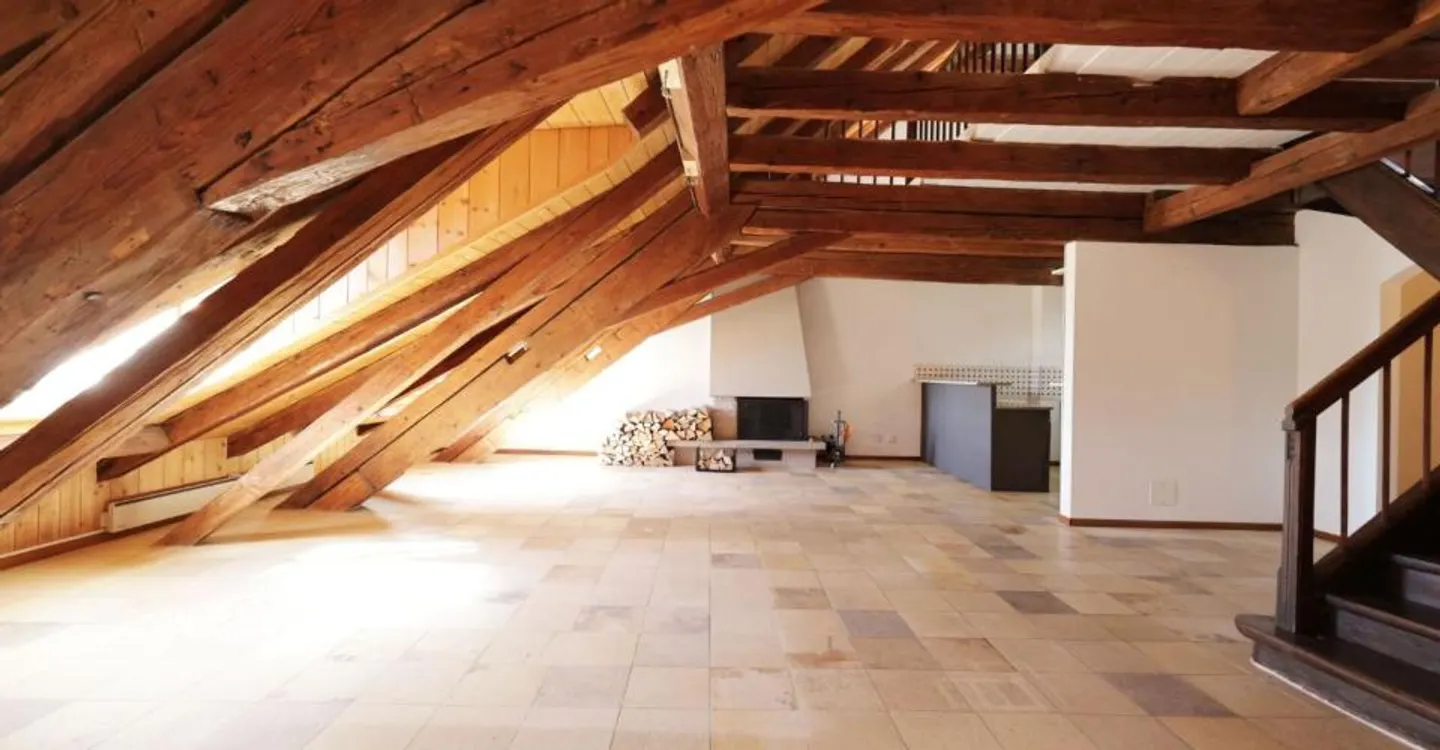 Spacieux logement de 4 pièces au dernier étage d'une immeuble historique - Foto 1 von 12