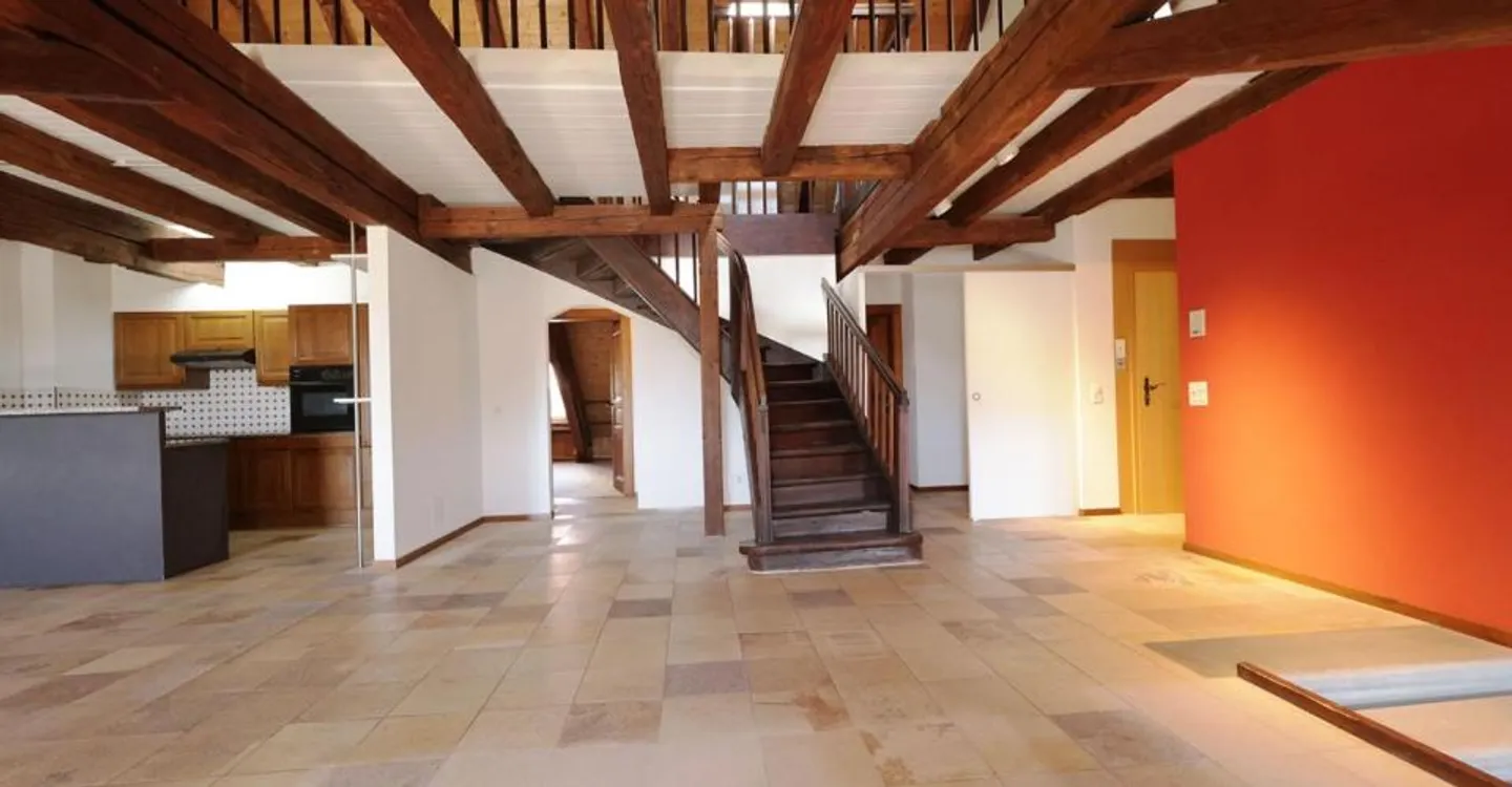 Spacieux logement de 4 pièces au dernier étage d'une immeuble historique - Foto 2 von 12