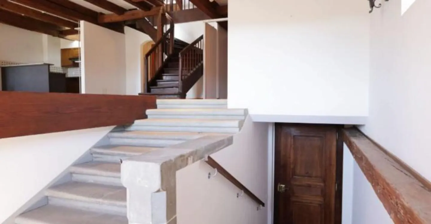 Spacieux logement de 4 pièces au dernier étage d'une immeuble historique - Foto 4 von 12