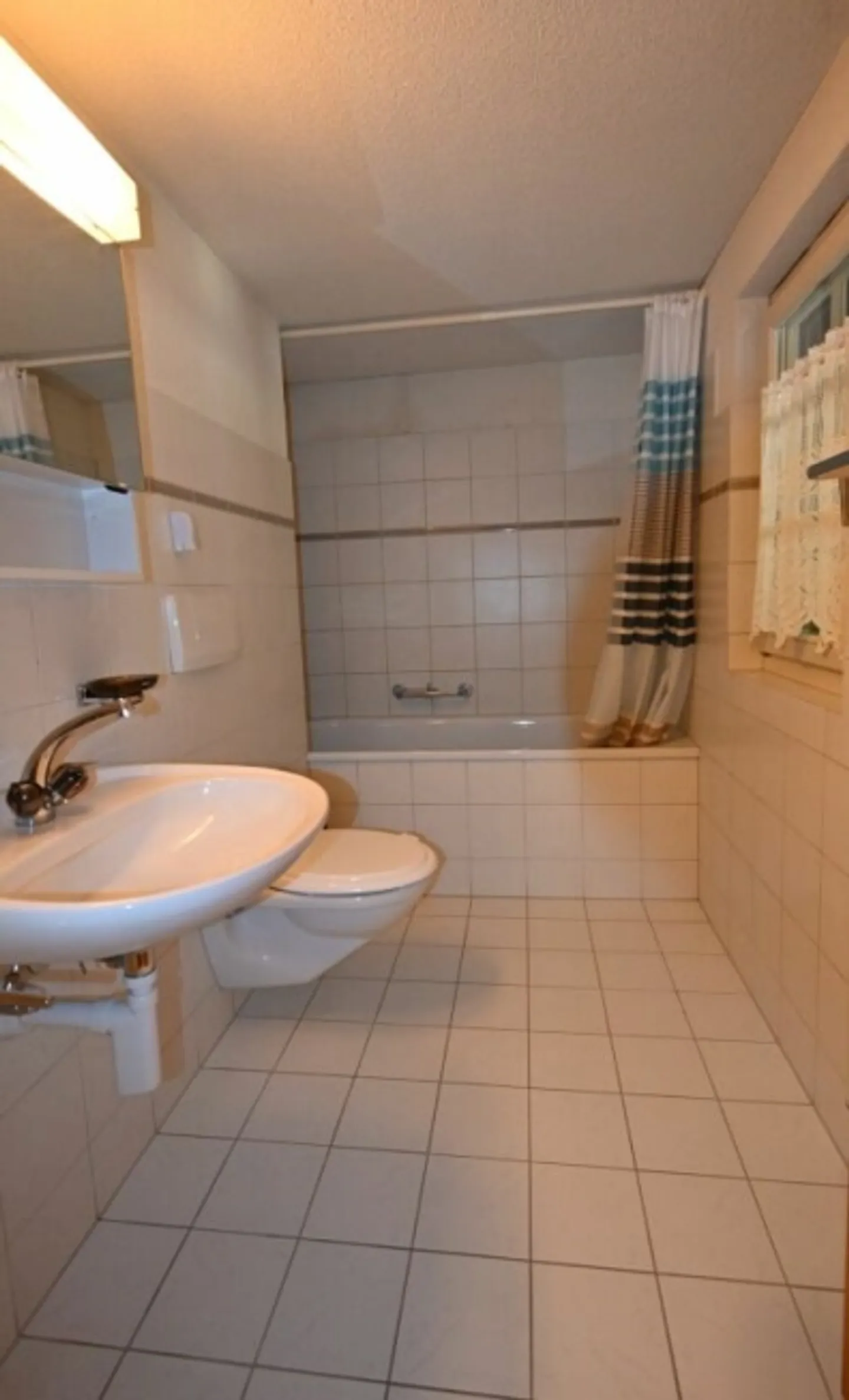 «Landleben im freistehenden, vielfältig nutzbaren Haus mit zwei Wohnungen und Atelierräumen.» - Foto 12 von 20