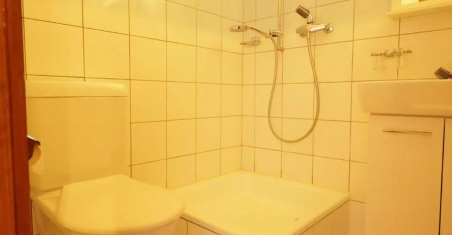 Spacieux logement de 4 pièces au dernier étage d'une immeuble historique - Foto 10 von 12