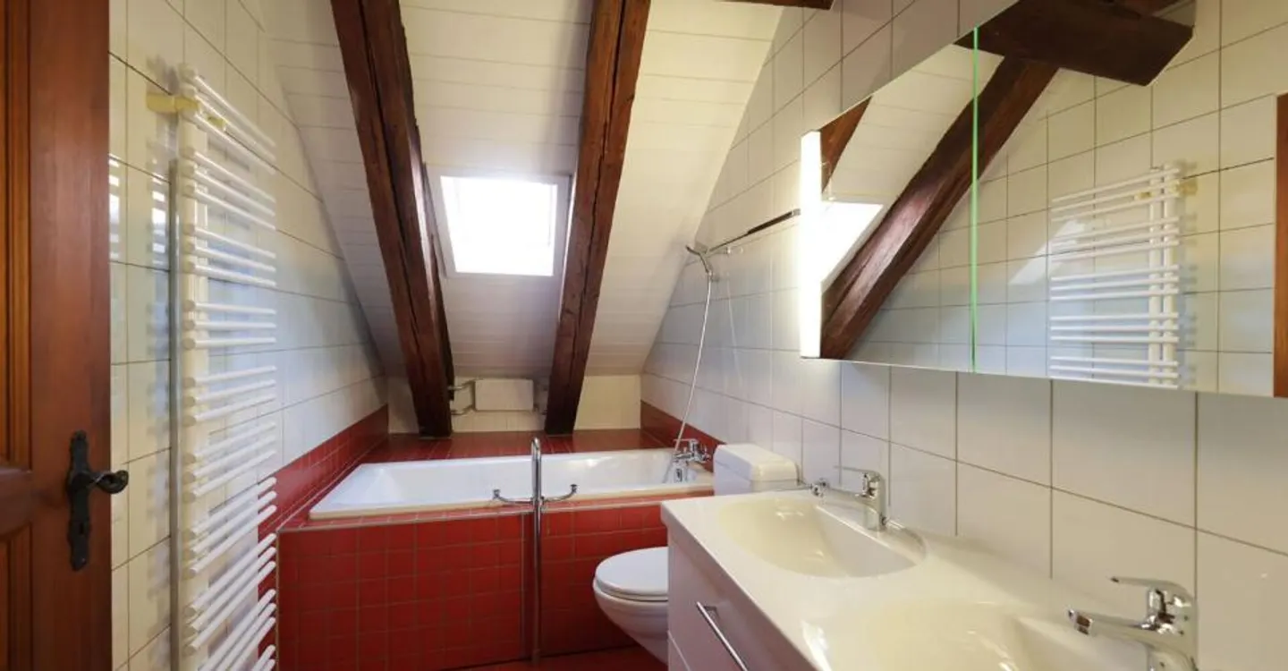 Spacieux logement de 4 pièces au dernier étage d'une immeuble historique - Foto 11 von 12