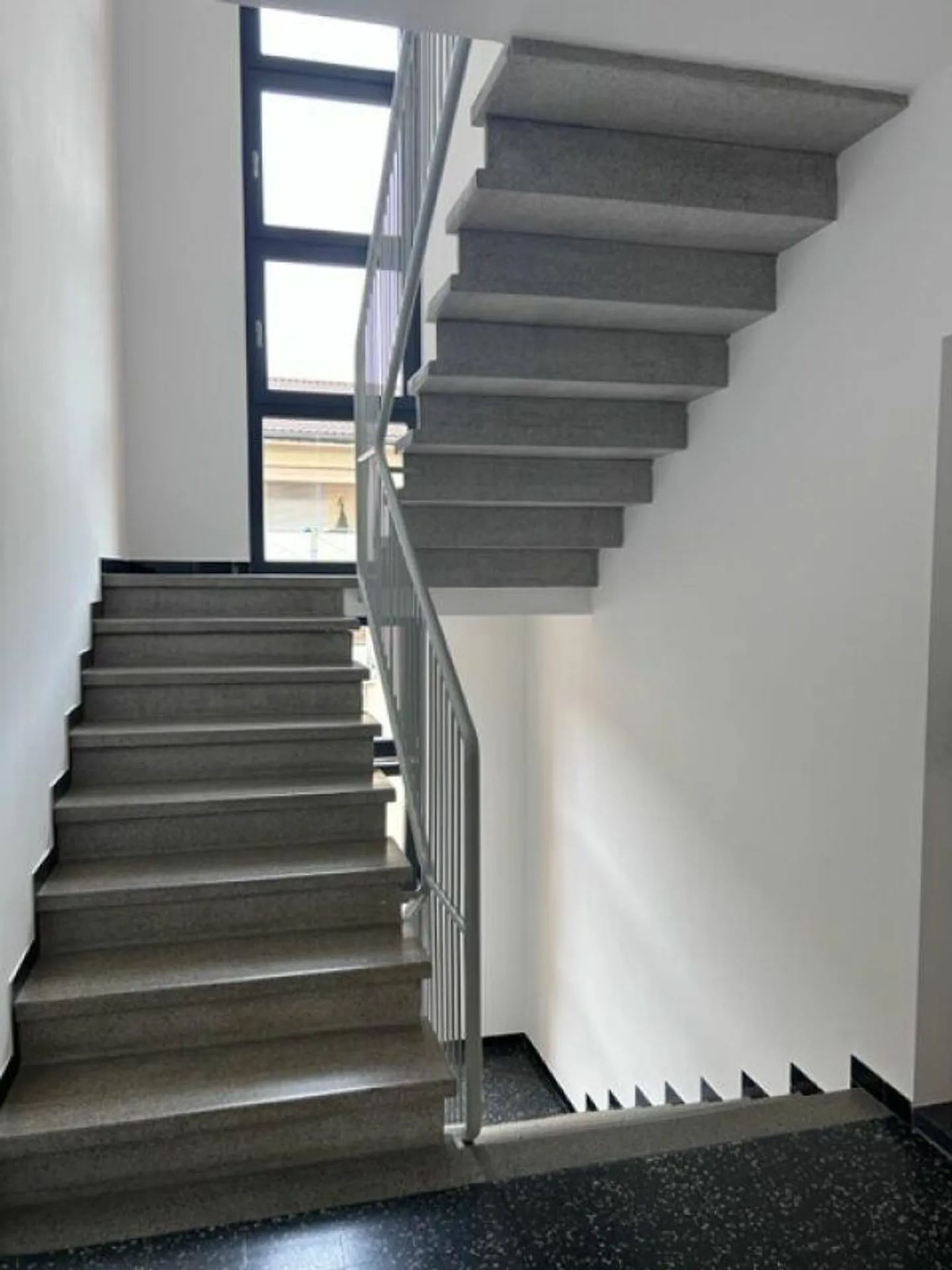 LUMINOSO E SPAZIOSO APPARTAMENTO DI 4.5 LOCALI COMPLETAMENTE RISTRU... - Foto 5 di 30