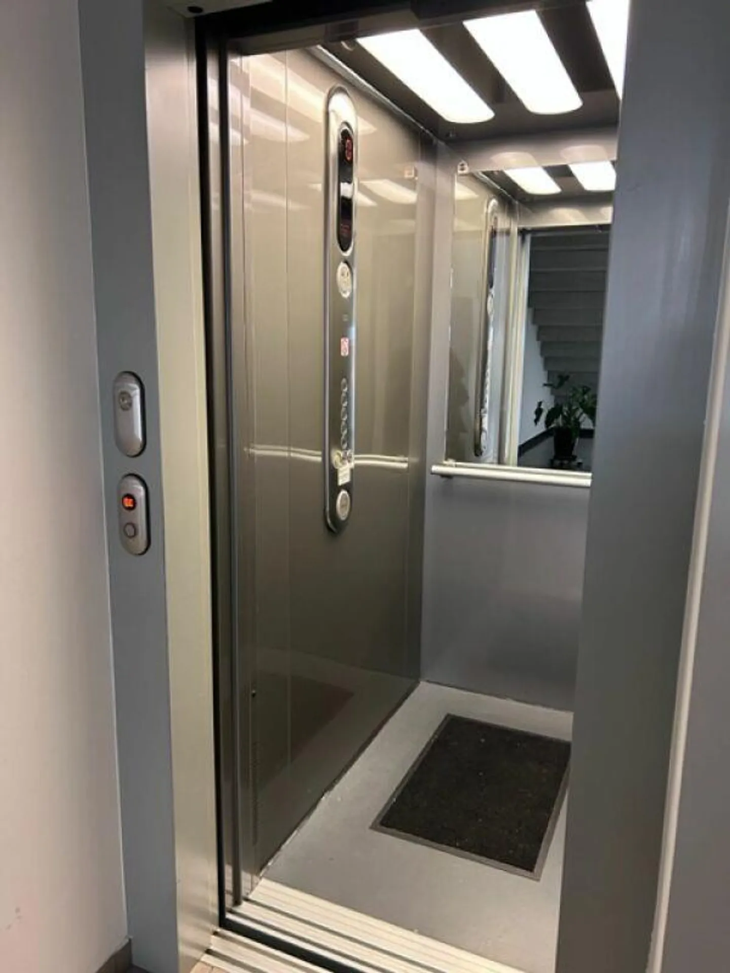 LUMINOSO E SPAZIOSO APPARTAMENTO DI 4.5 LOCALI COMPLETAMENTE RISTRU... - Foto 6 di 30