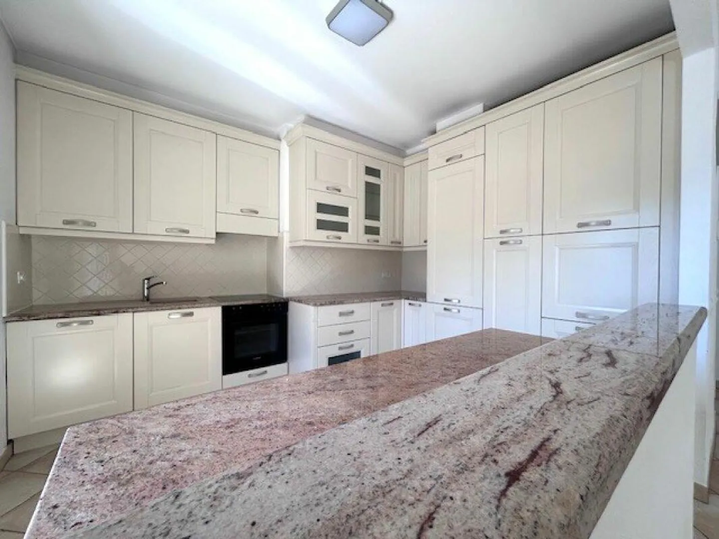 LUMINOSO E SPAZIOSO APPARTAMENTO DI 4.5 LOCALI COMPLETAMENTE RISTRU... - Foto 12 di 30