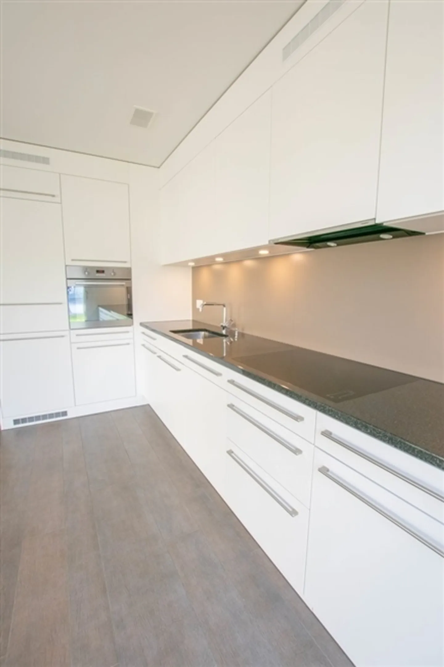 Appartamento al piano terra di 2,5 stanze con terrazza direttamente alla Schüssinsel - Foto 2 di 10