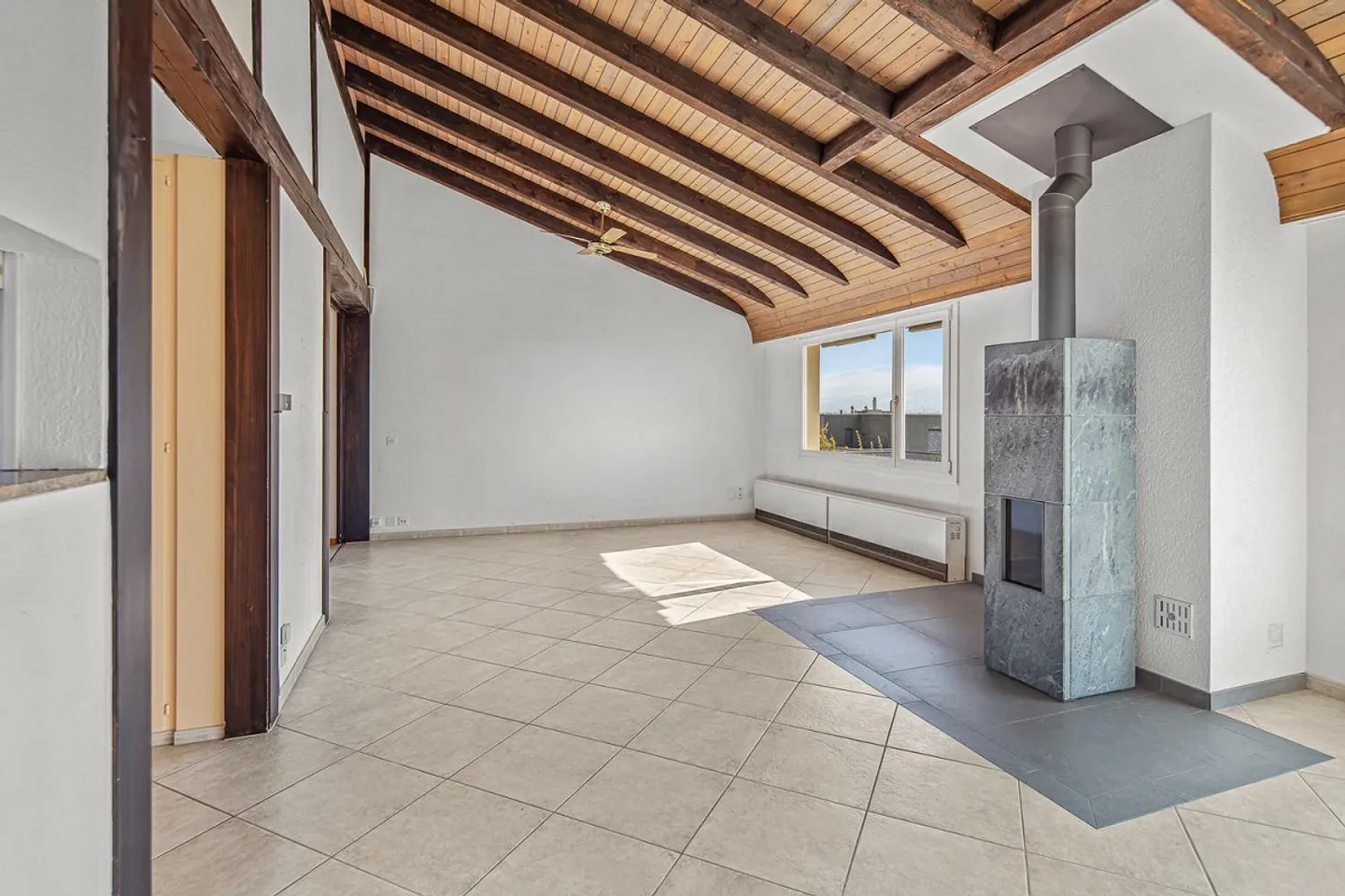 Appartement en duplex de 4,5 pièces dans un emplacement calme avec vue partielle sur le lac - Photo 1 sur 13