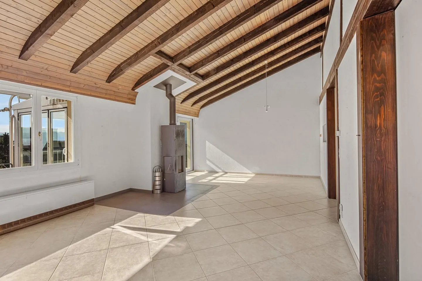 Appartement en duplex de 4,5 pièces dans un emplacement calme avec vue partielle sur le lac - Photo 2 sur 13