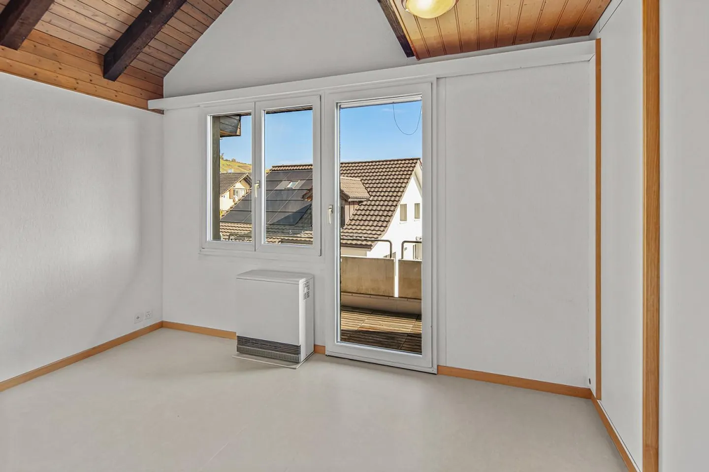 Appartement en duplex de 4,5 pièces dans un emplacement calme avec vue partielle sur le lac - Photo 5 sur 13