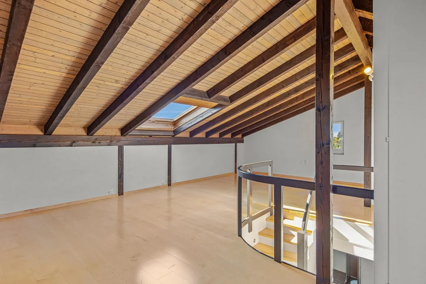 Appartement en duplex de 4,5 pièces dans un emplacement calme avec vue partielle sur le lac - Photo 3 sur 13