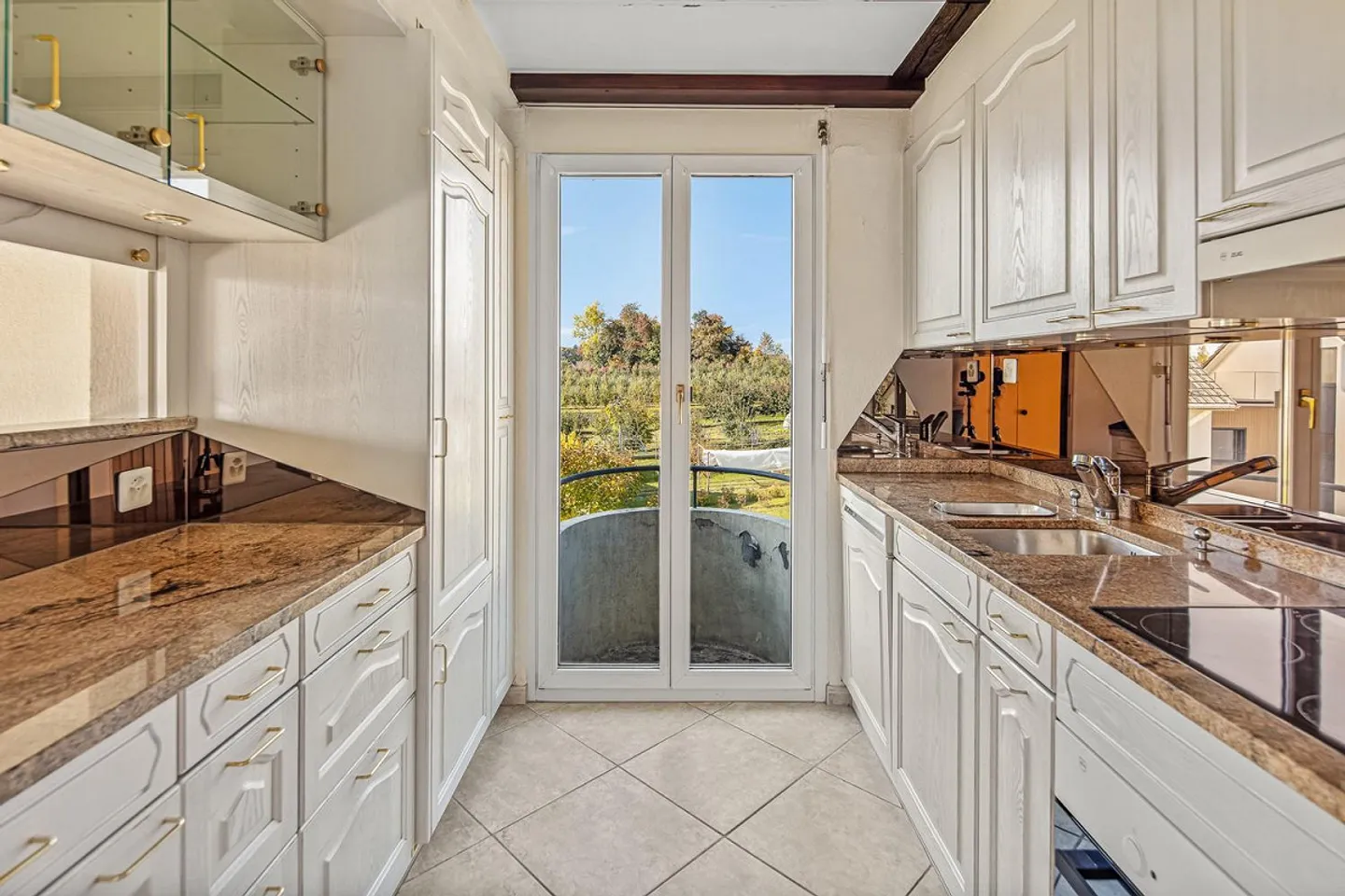 Appartement en duplex de 4,5 pièces dans un emplacement calme avec vue partielle sur le lac - Photo 6 sur 13