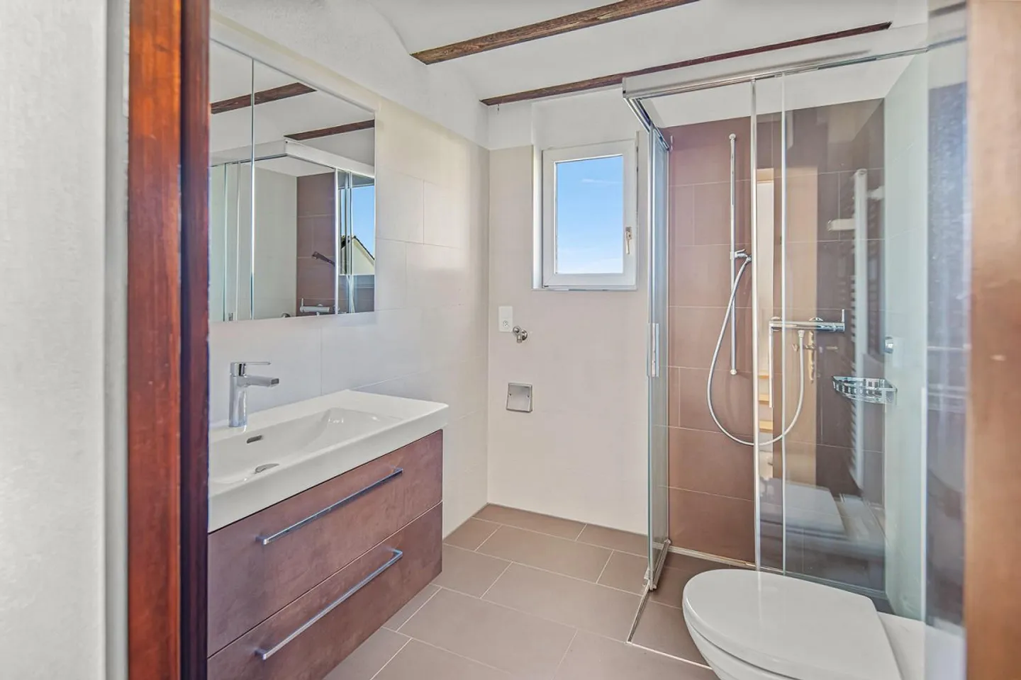 Appartement en duplex de 4,5 pièces dans un emplacement calme avec vue partielle sur le lac - Photo 7 sur 13