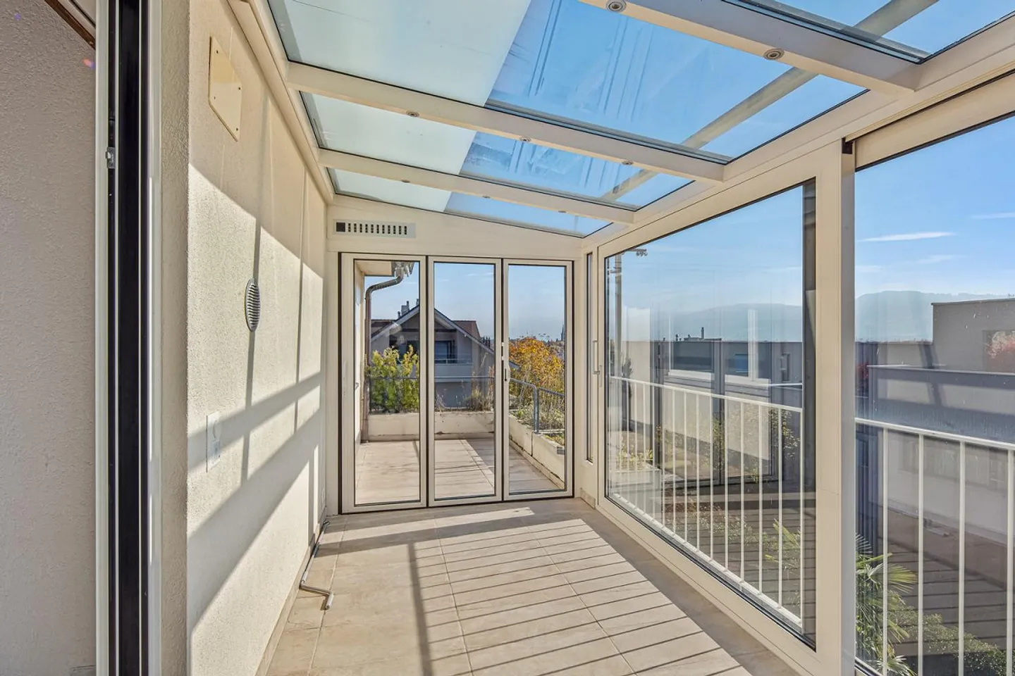 Appartement en duplex de 4,5 pièces dans un emplacement calme avec vue partielle sur le lac - Photo 10 sur 13