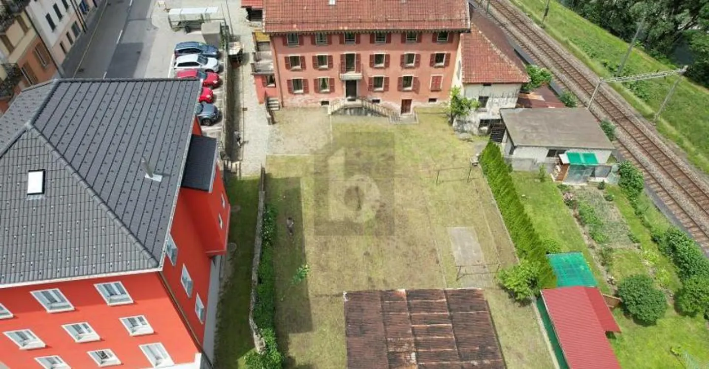 SPACIOUS WITH LARGE GARDEN TO RENOVATE - Photo 1 of 6