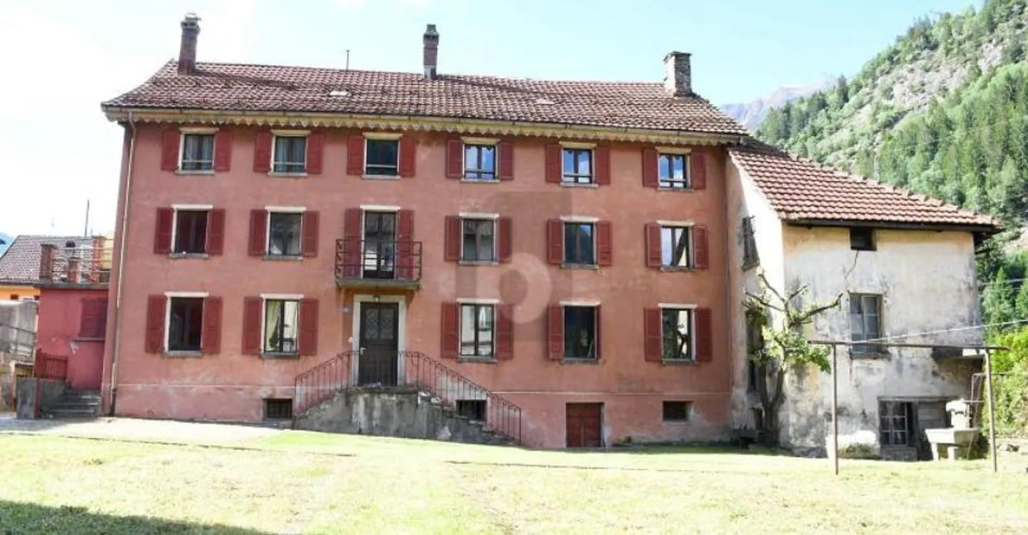 SPACIOUS WITH LARGE GARDEN TO RENOVATE - Photo 2 of 6