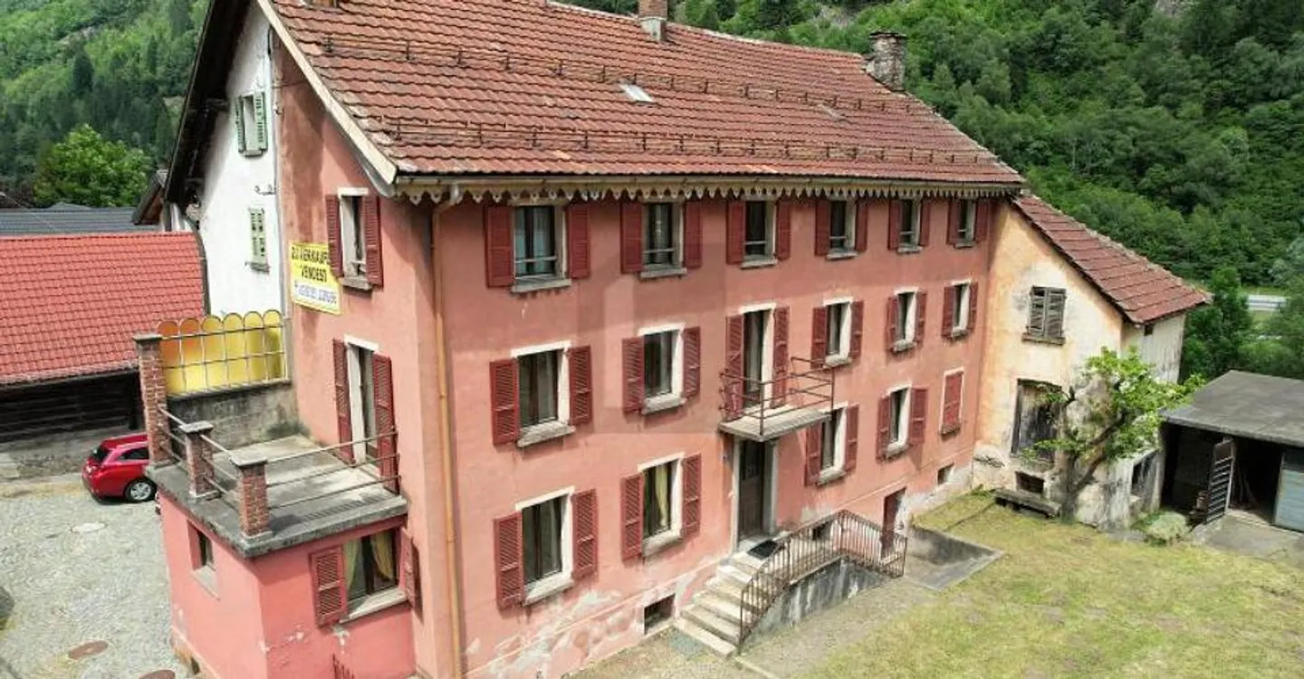 SPACIOUS WITH LARGE GARDEN TO RENOVATE - Photo 3 of 6
