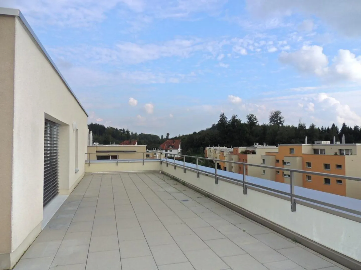 Profiter du soleil sur le grand balcon - Photo 9 sur 9