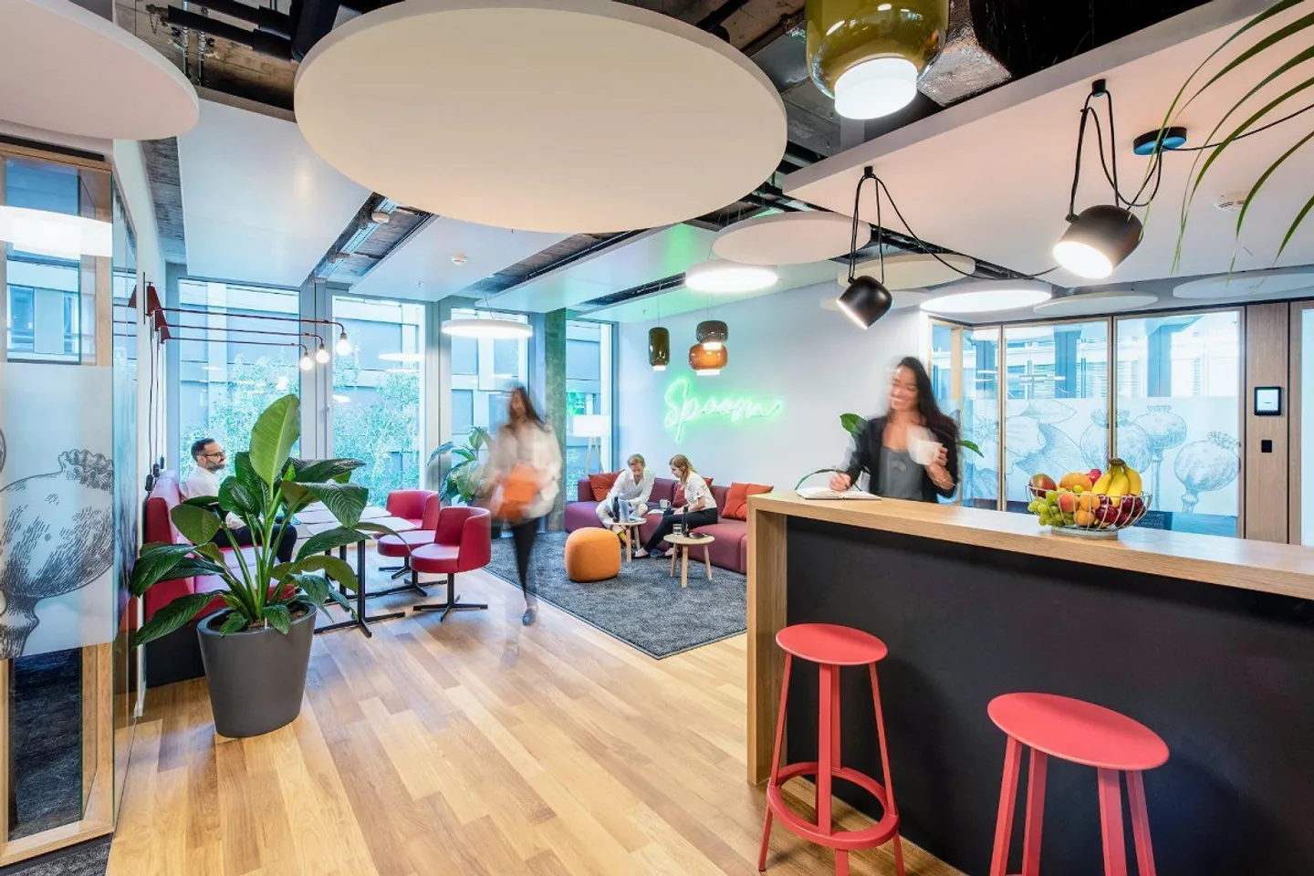 Fully equipped open-plan offices for you and your team in Regus Spoom Green City - Photo 5 of 6