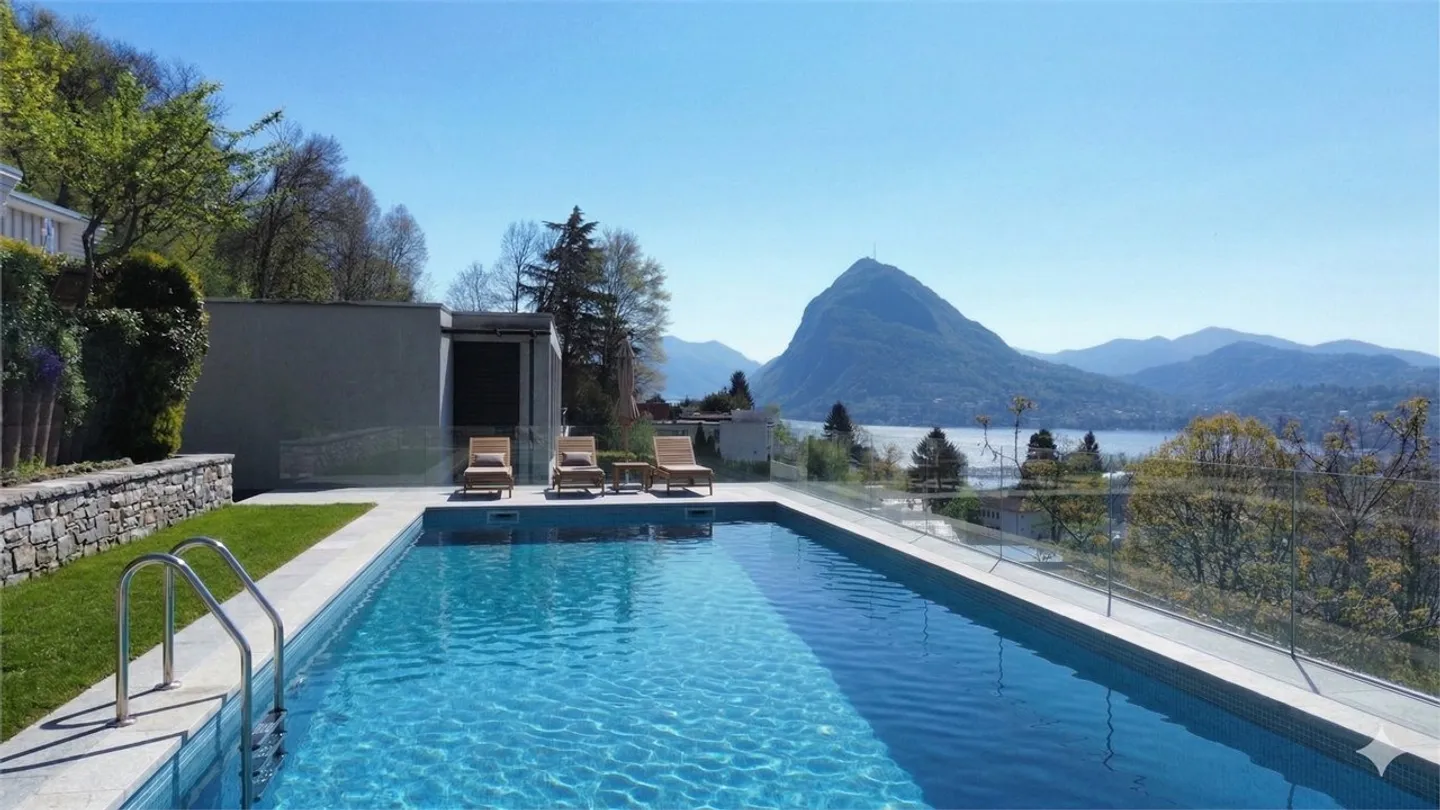 Villa Elegante con Vista Lago - Foto 1 di 21