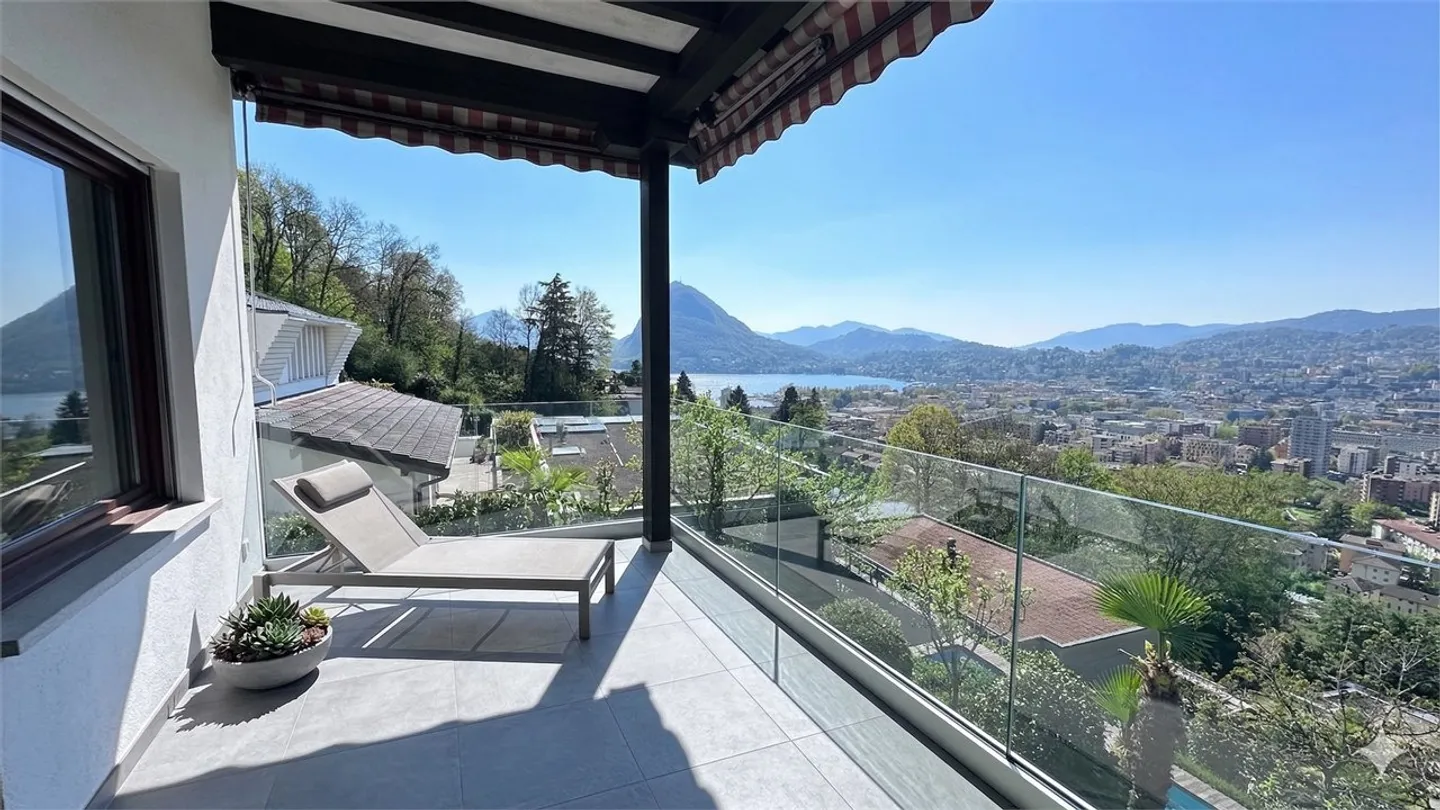 Villa Elegante con Vista Lago - Foto 2 di 21