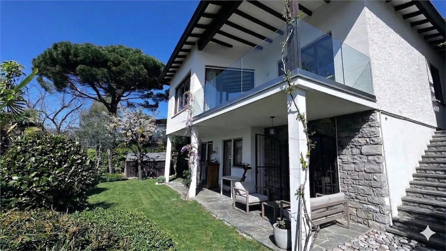 Villa Elegante con Vista Lago - Foto 8 di 21