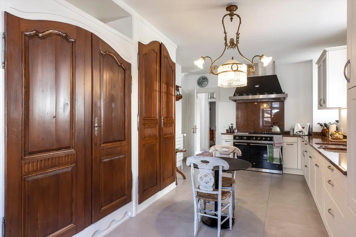 Elegant historic property with stunning lake views - Photo 5 of 13