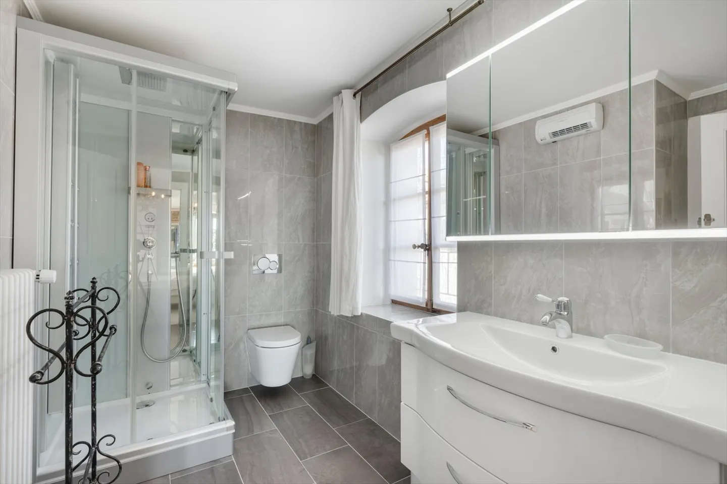 Elegant historic property with stunning lake views - Photo 10 of 13