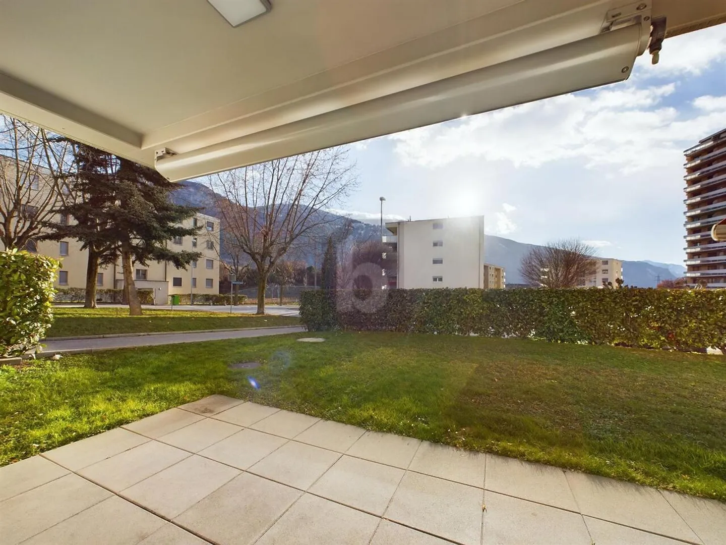 Appartement ensoleillé avec terrasse privée - Photo 1 sur 6