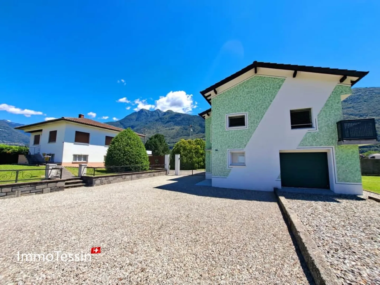 Proprietà unica con 2 ville e scuderia ideale per l'allevamento di cavalli, con terreno di 4400 m2 a Giubiasco - Foto 1 di 13