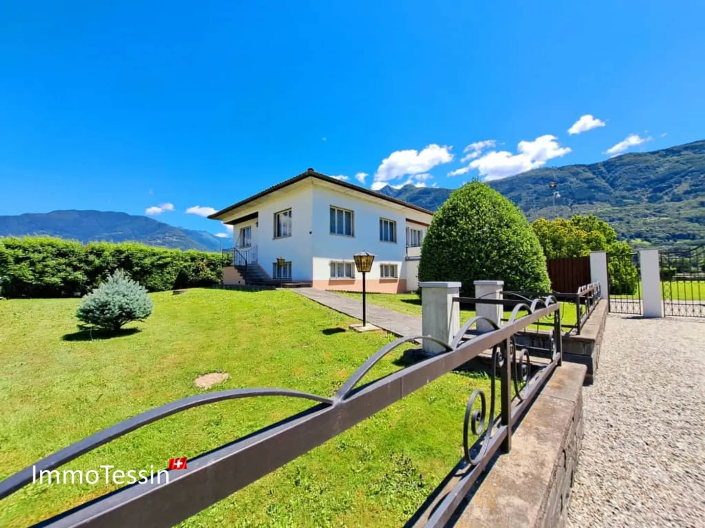 Proprietà unica con 2 ville e scuderia ideale per l'allevamento di cavalli, con terreno di 4400 m2 a Giubiasco - Foto 2 di 13