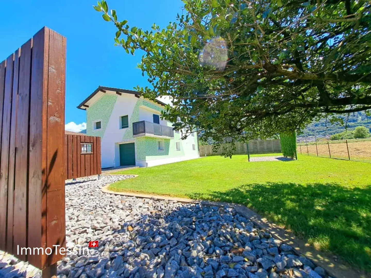 Proprietà unica con 2 ville e scuderia ideale per l'allevamento di cavalli, con terreno di 4400 m2 a Giubiasco - Foto 3 di 13