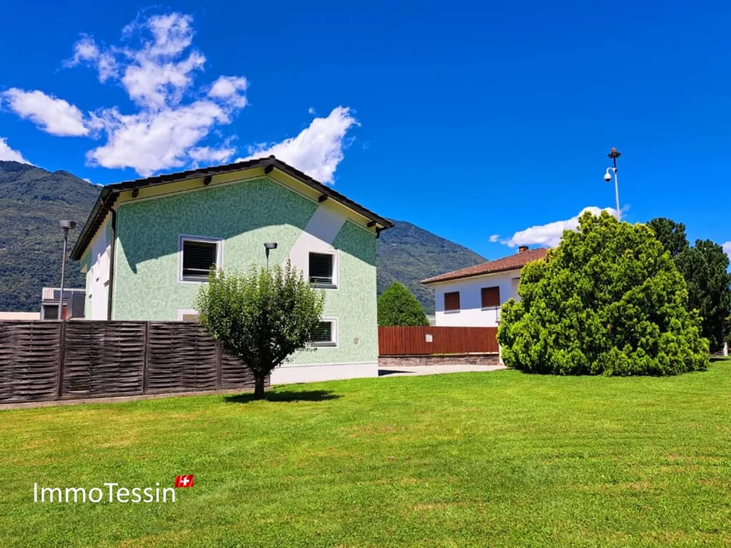 Proprietà unica con 2 ville e scuderia ideale per l'allevamento di cavalli, con terreno di 4400 m2 a Giubiasco - Foto 4 di 13