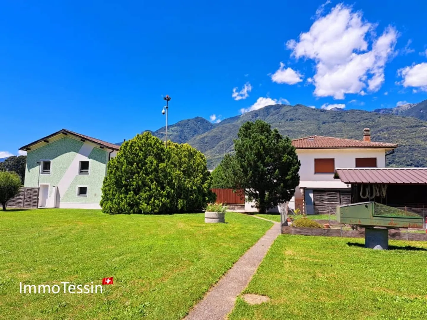 Proprietà unica con 2 ville e scuderia ideale per l'allevamento di cavalli, con terreno di 4400 m2 a Giubiasco - Foto 6 di 13