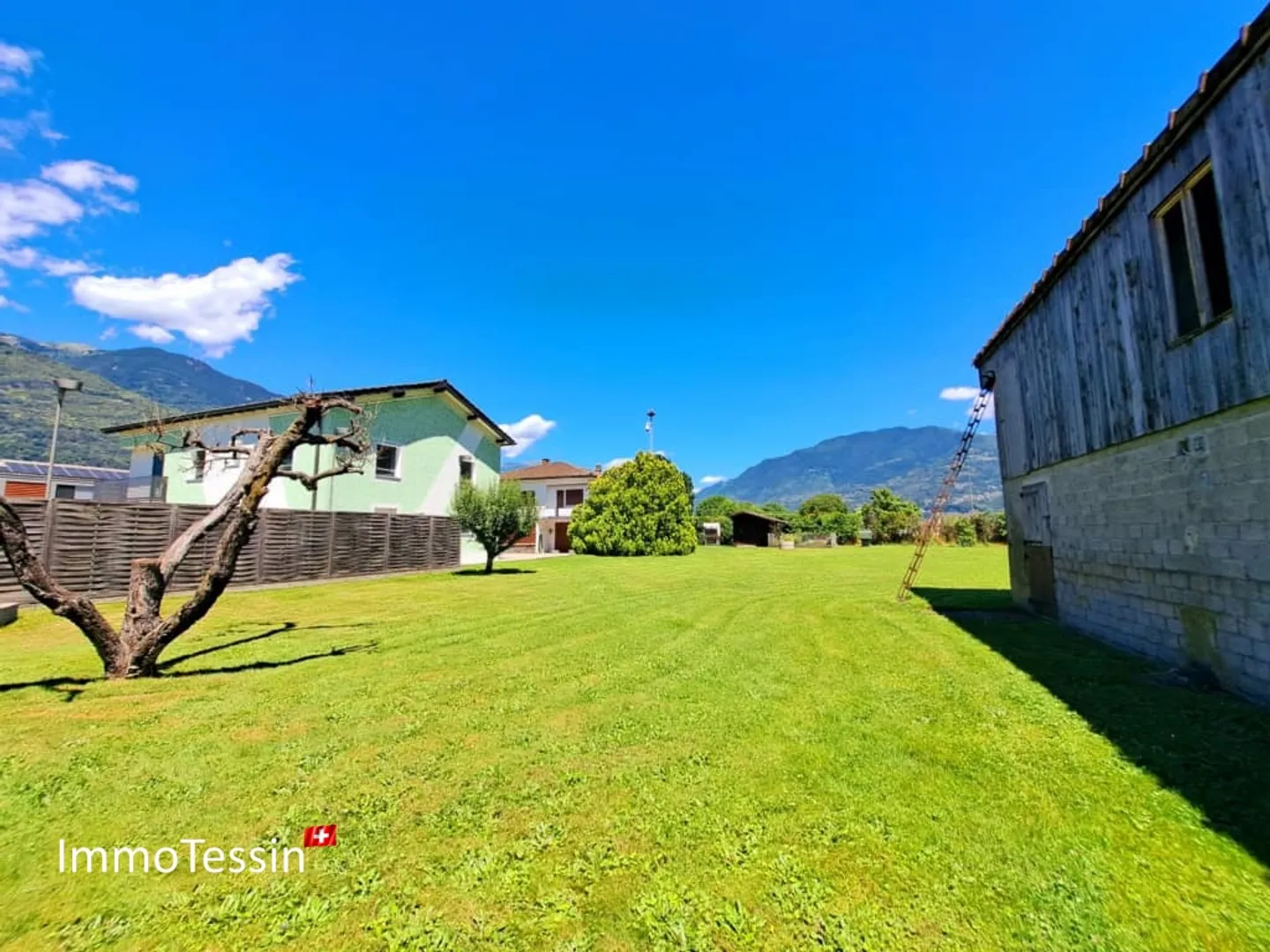 Proprietà unica con 2 ville e scuderia ideale per l'allevamento di cavalli, con terreno di 4400 m2 a Giubiasco - Foto 9 di 13