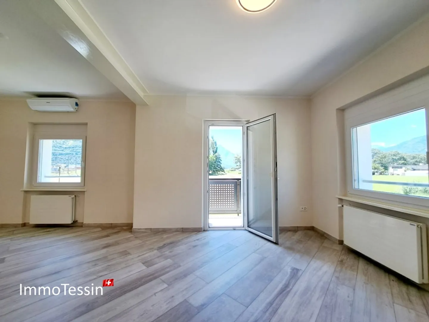 Proprietà unica con 2 ville e scuderia ideale per l'allevamento di cavalli, con terreno di 4400 m2 a Giubiasco - Foto 12 di 13