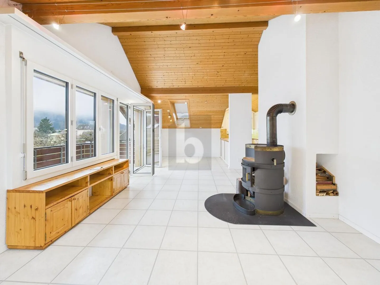 LIGHT-FLOODED, CHARMING, FAMILY-FRIENDLY - Photo 1 of 6