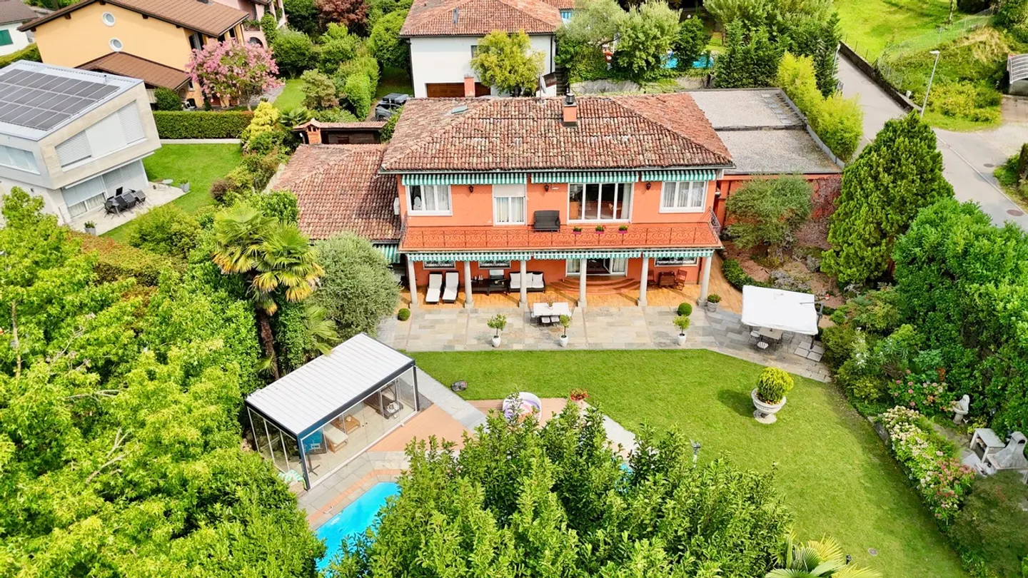 Villa élégante avec piscine splendide et jardin luxuriant à Caslano - Photo 2 sur 20