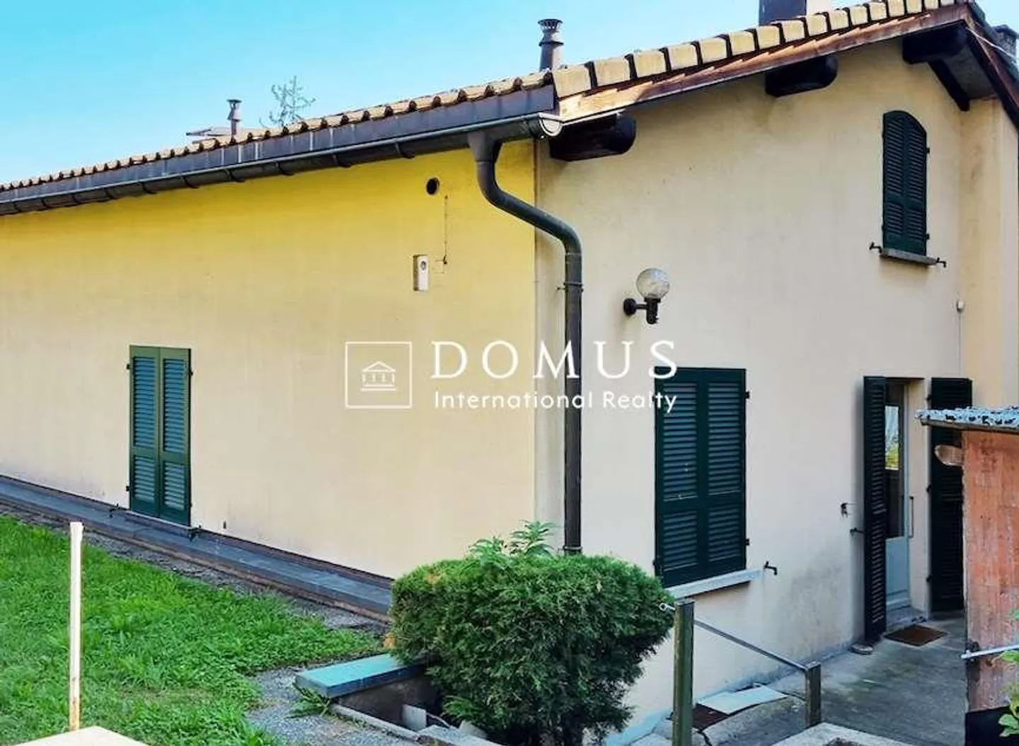 Proprietà unica con giardino - Foto 1 di 13