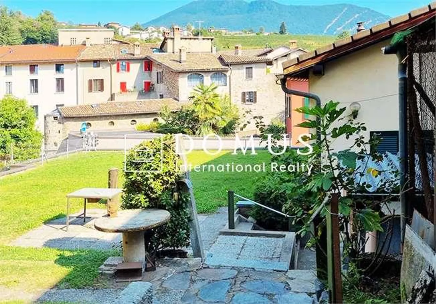Proprietà unica con giardino - Foto 2 di 13