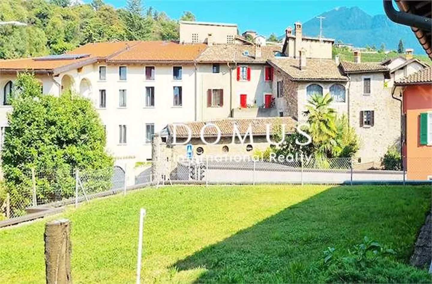Proprietà unica con giardino - Foto 3 di 13