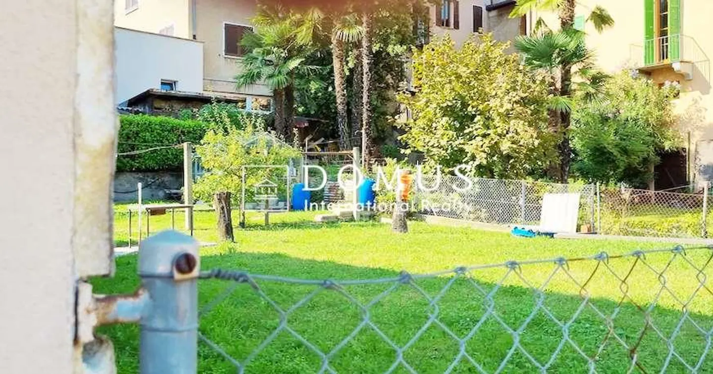 Proprietà unica con giardino - Foto 4 di 13