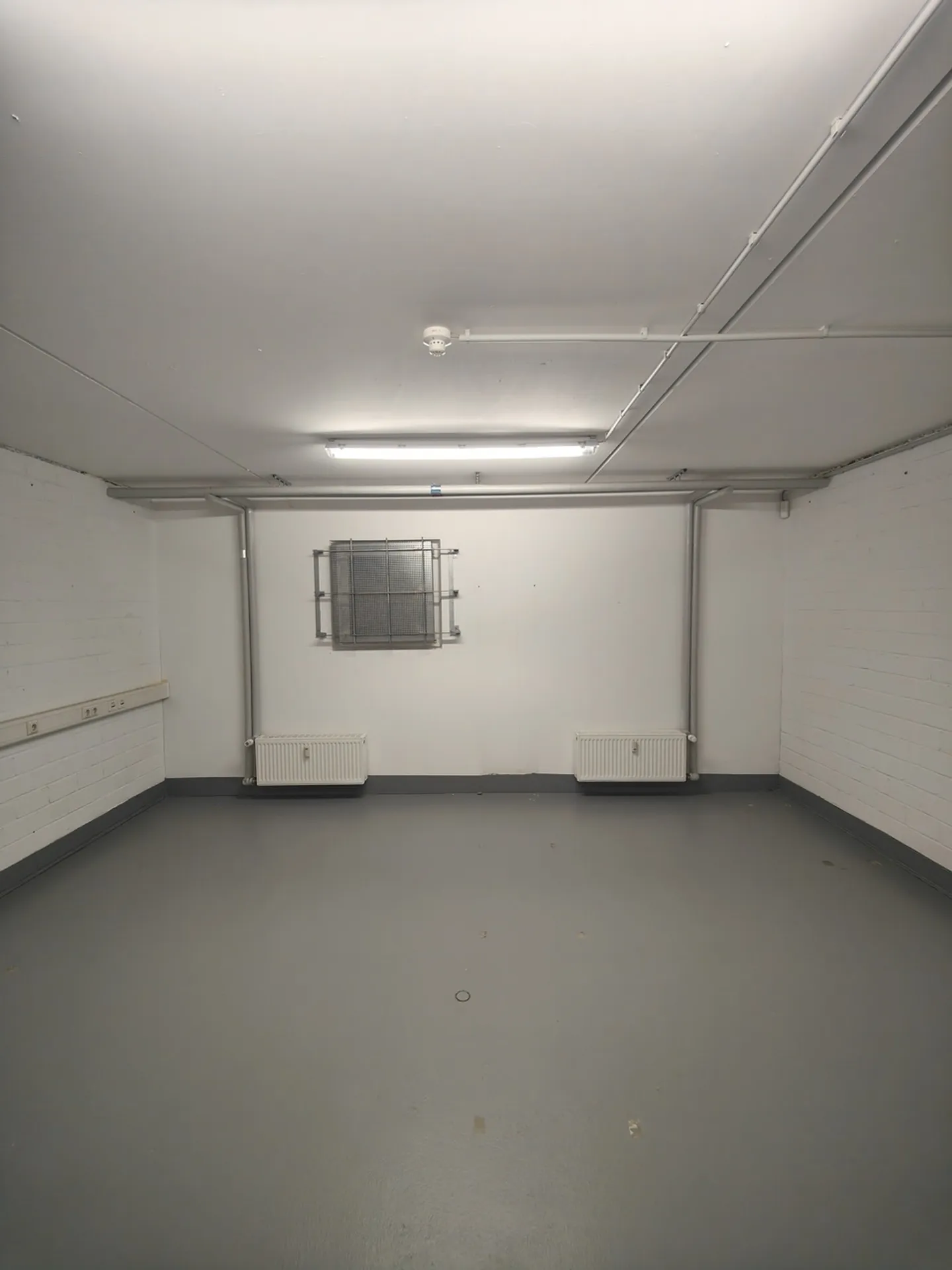 30m2 Salle de stockage Cologne - Colonia-Allee 13 - Photo 2 sur 9