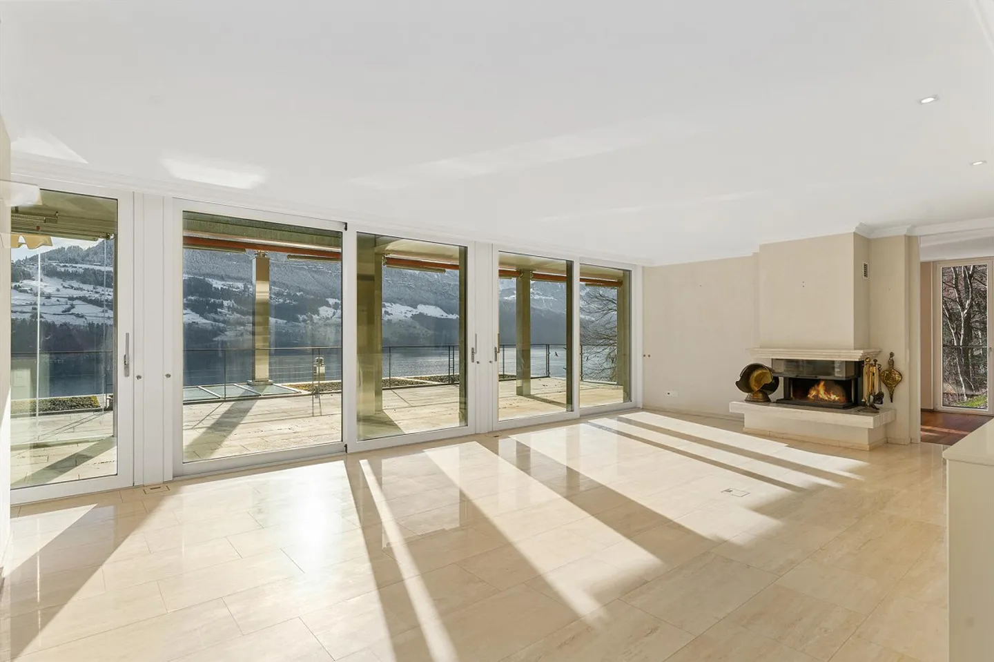 Appartamento duplex di 5,5 stanze in una posizione tranquilla a Brunnen - Foto 1 di 19