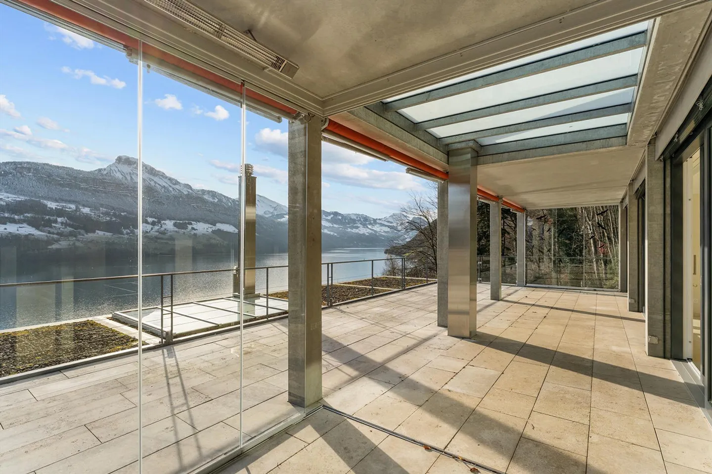 Appartamento duplex di 5,5 stanze in una posizione tranquilla a Brunnen - Foto 2 di 19