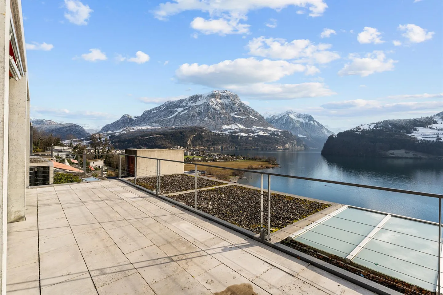 Appartamento duplex di 5,5 stanze in una posizione tranquilla a Brunnen - Foto 3 di 19